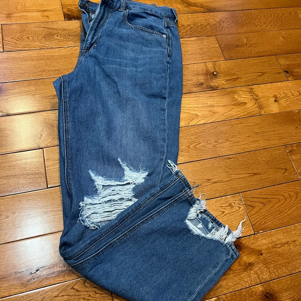 American Eagle - size 10 - Classic MOM JEAN Distressed